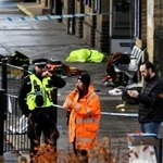 　列車内での刺傷事件を受け英ハンティンドン駅で活動する警察官ら＝２日（ロイター＝共同）