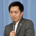 　大阪府庁で記者団の取材に応じる日本維新の会の吉村洋文代表＝１０月