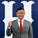 　広島の投手コーチに就任し、ポーズをとる石井弘寿氏＝３日、マツダスタジアム