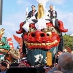 　「唐津くんち」で市街地を巡行する曳山＝３日午前、佐賀県唐津市