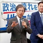 　街頭演説する立憲民主党の安住幹事長（左）＝３日午後、ＪＲ博多駅前