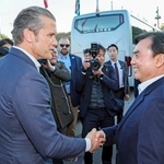 　３日、板門店の共同警備区域で握手するヘグセス米国防長官（左）と韓国の安圭伯国防相（聯合＝共同）