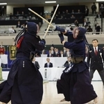 　決勝で国友錬太朗（左）を攻める星子啓太＝日本武道館