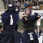 　決勝で大嶋友莉亜（左）を攻める高橋萌子＝日本武道館