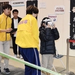 　「ＫＯＳＥＮ　ＰＡＲＫ」で、ＶＲゴーグルを着けてデジタルお化け屋敷を体感する児童＝３日午前、山形市