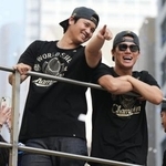 　ワールドシリーズ２連覇を達成したドジャースの優勝パレードに参加した大谷翔平と山本由伸（右）＝３日、ロサンゼルス（ＡＰ＝共同）