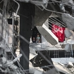 　イスラエル軍による停戦後の攻撃でがれきと化した建物の中で暮らすパレスチナ人家族＝３日、ガザ北部ガザ市（ゲッティ＝共同）