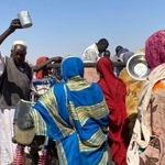 　スーダン西部ダルフール地方の主要都市ファシェルから避難民キャンプに逃れた人々。食料を受け取るために集まった＝２日（ＡＰ＝共同）