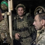 　ウクライナ東部ドネツク州ポクロウシク近郊の塹壕（ざんごう）で、休息を取るウクライナ軍の兵士たち＝１０月１５日（ロイター＝共同）