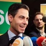 　記者団に話す民主６６のイェッテン党首＝１０月３０日、オランダ・ハーグ（ゲッティ＝共同）