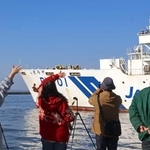 　最後の航海に出る巡視船「そうや」を見送る地元の人たち＝４日午前、北海道釧路市