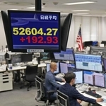 　一時、取引時間中の最高値を更新した日経平均株価を示すモニター＝４日午前、東京都港区の外為どっとコム