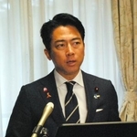 　記者会見する小泉防衛相＝４日午前、国会