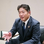 　取材に答えるライオンの竹森征之社長