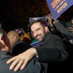 　ニューヨーク市長選のマムダニ候補（中央）＝３日、ニューヨーク（ゲッティ＝共同）