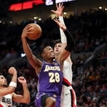 　トレイルブレーザーズ戦で攻め込むレーカーズの八村＝ポートランド（ＡＰ＝共同）