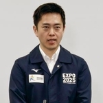 　大阪府庁で記者団の取材に応じる日本維新の会の吉村代表＝４日午後