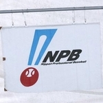 　球場に掲げられている日本野球機構（ＮＰＢ）の旗