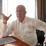 　取材に答えるギリシャ・サントリーニ島の首長ニコス・ゾルゾス氏＝１０月（共同）