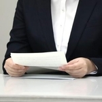 　千葉県との和解が成立し、記者会見する原告の女性＝４日午前、千葉県庁