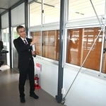 　石川県立輪島高の仮設校舎内で話す高橋潤哉教頭＝４日午後、輪島市