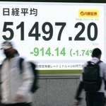 　大幅反落した日経平均株価の終値を示すモニター＝４日午後、東京都中央区