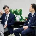 　全国がん患者団体連合会の天野慎介理事長（右）と対談する、ノーベル生理学・医学賞に選ばれた大阪大の坂口志文特任教授＝４日午前、大阪府吹田市