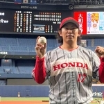 　社会人野球日本選手権の１回戦で完全試合を達成し、記念写真に納まるホンダ鈴鹿の井村＝京セラドーム