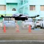 　弁当を載せ、和歌山市の病院から飛び立つドローン＝４日午後