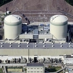 　関西電力高浜原発２号機（左）と１号機＝２０２３年７月、福井県高浜町