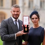 　爵位を授与されたベッカムさん（左）と妻ビクトリアさん＝４日、ロンドン近郊ウィンザー城（ＡＰ＝共同）