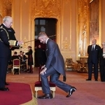 　チャールズ英国王（手前左）から爵位を授与されるデービッド・ベッカムさん＝４日、ロンドン近郊のウィンザー城（Ｊｏｎａｔｈａｎ　Ｂｒａｄｙ／ＰＡ通信・共同）