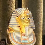 　大エジプト博物館に展示されたツタンカーメンの「黄金のマスク」＝４日、カイロ近郊ギザ（共同）