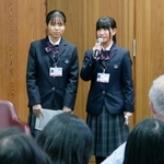 　４日、スイス・ジュネーブで水銀問題の学習内容を発表し、多くの参加者からの質問に答える熊本県立水俣高２年の岩阪望央さん（右）と１年の本山典美さん（共同）