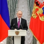 　最新兵器の開発者に対する国家勲章授与式典で演説するロシアのプーチン大統領＝４日、モスクワ・クレムリン（ロシア大統領府提供・タス＝共同）