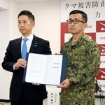 　クマ対策の支援活動に関する協定を締結した秋田県の鈴木健太知事（左）と陸自第９師団の松永康則師団長＝５日午前、秋田県庁