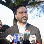 　４日、米ニューヨークで投票後記者団の取材に応じる民主党のゾーラン・マムダニ氏（共同）