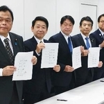 　協議を終え、合意文書を手に写真撮影に応じる与野党６党の税制実務者＝５日午前、国会