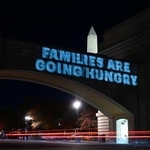 　食糧支援の遅れに対して「家族が飢える」と訴える電光板＝３日、ワシントン（ＡＰ＝共同）