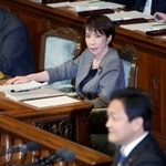 　衆院本会議で、国民民主党の玉木代表（手前）の代表質問を聞く高市首相＝５日午後