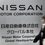 　日産自動車グローバル本社にある社名表示＝横浜市