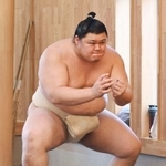 　稽古ですり足をする大の里＝福岡市