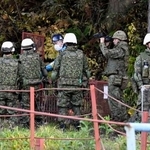 　クマ対策の箱わなを設置するため、準備する陸上自衛隊の隊員ら＝５日午後、秋田県鹿角市