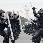　報道陣に公開された機動隊の新隊員による訓練＝５日午後、東京都江東区