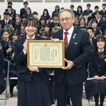 　兵庫県尼崎市の市立尼崎高を訪れ、吹奏楽部に感謝状を贈った沖縄県の玉城デニー知事（手前右）＝５日午後