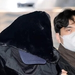 　５日、逮捕状審査のためソウル中央地裁に出頭した男（左）＝ソウル（聯合＝共同）