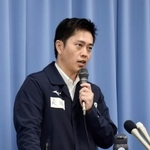 　大阪府庁で記者会見する日本維新の会の吉村代表＝５日午後