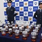 　押収された約２０キロの液体大麻が入った瓶など＝５日午後、関西空港