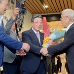 　退任式に集まった人たちと握手する宮城県南三陸町の佐藤仁町長（中央）＝５日午後、南三陸町