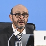 　プラスチックごみによる汚染を巡る政府間交渉委員会の全体会合で発言するルイス・バジャス議長＝２０２４年１２月、韓国・釜山